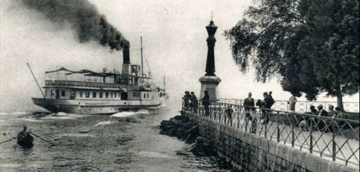 Le phare et départ d'un bateau