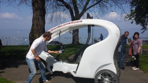 Christophe Peugeot installe le vélo taxi à Evian