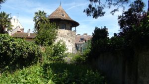 Tour - Vestige du château médiéval ?