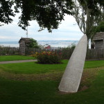 jardin Benicassim, avec une sculpture de type canoé échoué