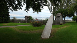 jardin Benicassim, avec une sculpture de type canoé échoué